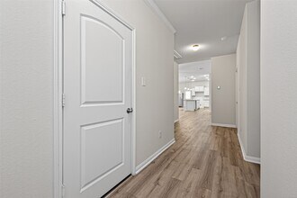 Building Photo - 15059 Meadow Glen N