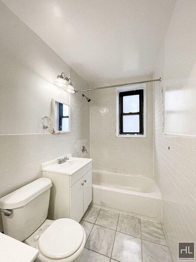 Foto del edificio - LARGE Studio 34-15 PARSONS BOULEVARD