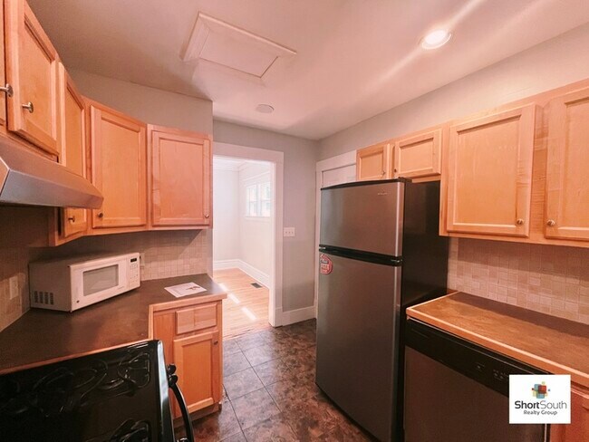 Building Photo - 3 Bed 1.5 Bath EastTown Home w/Garage For-...