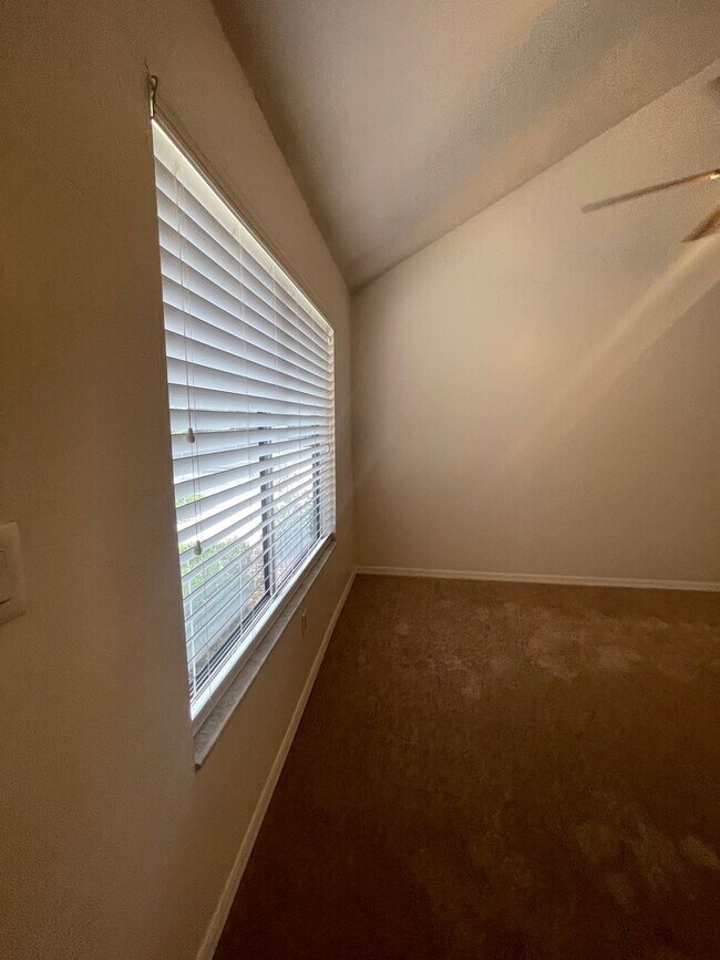 Building Photo - 2-bedroom, 2-bathroom townhouse in Las Pampas