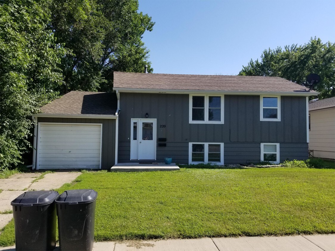 220 W 6th Ave, Milbank, SD 57252