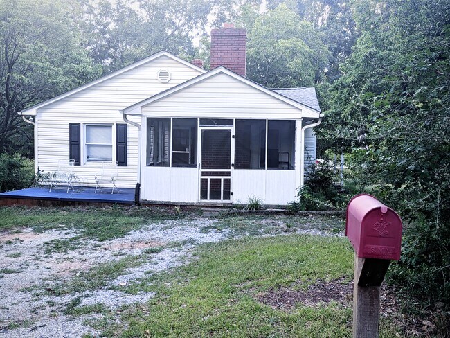 Foto del edificio - 2451 Wallace Ave