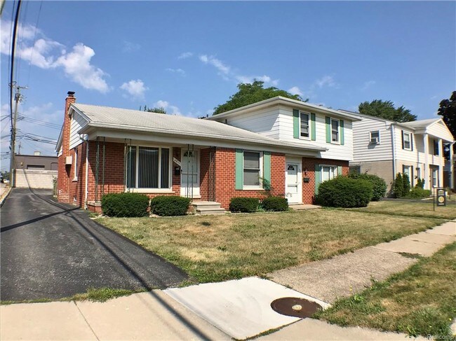 Building Photo - 4811 Briarwood Ave