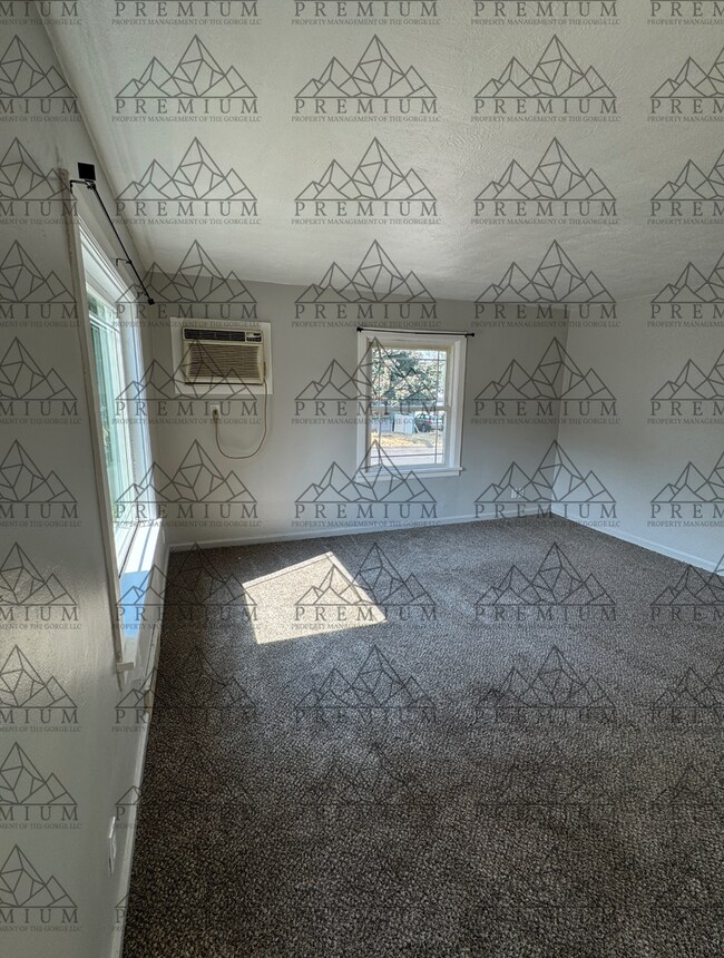 Building Photo - Large 4 Bedroom 2 Bath