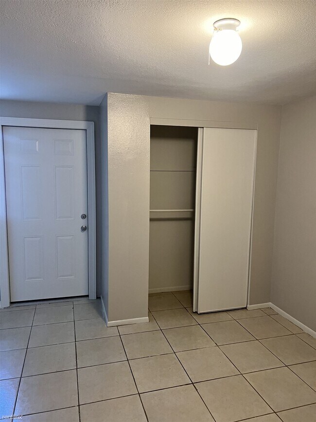 Foto del edificio - Studio, 1 bath House - 8801 Oak Circle Studio