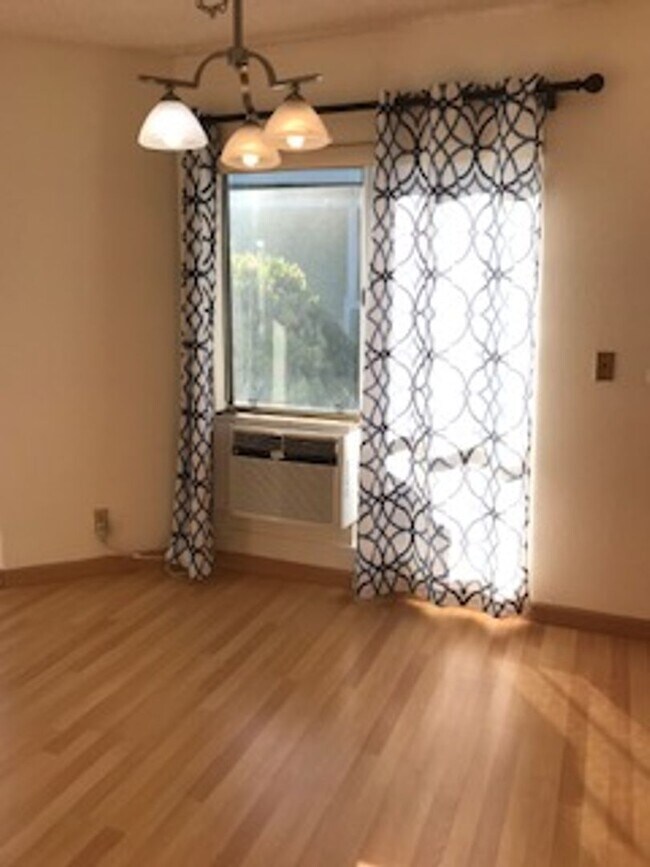 Foto del edificio - Available now - 2 bedroom / 1 bath / 2 par...