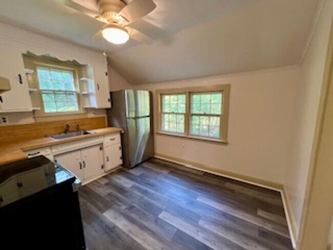 Building Photo - Cozy, 2 bedroom Single Family Home