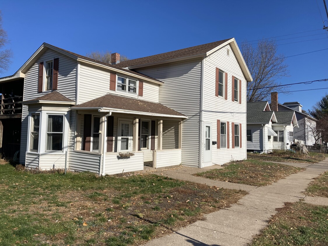 Foto principal - 209 E Wisconsin St