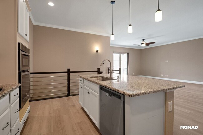 Foto del edificio - Spacious 5-Bedroom Home in Aurora – Prime ...