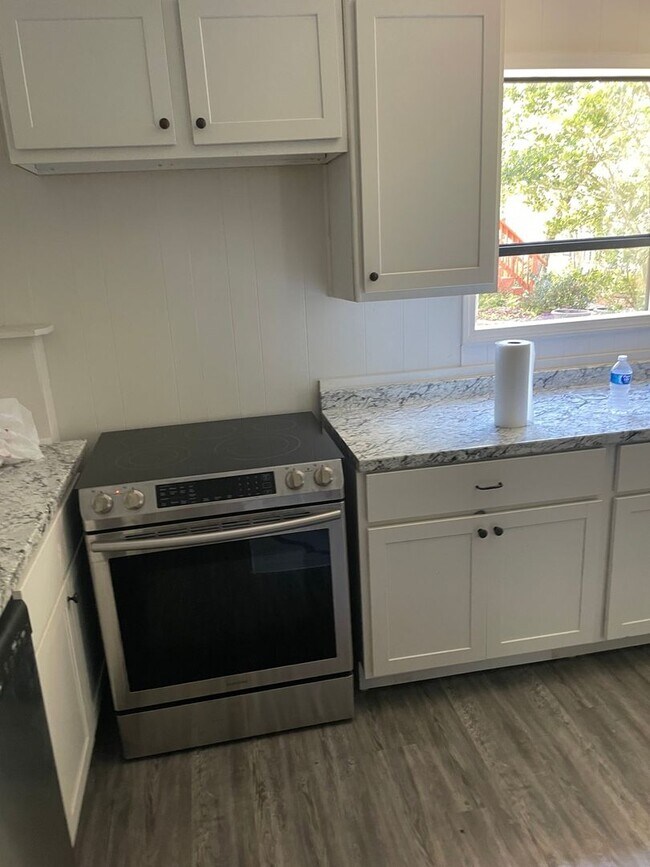 Foto del edificio - 5197 Woodmont Dr