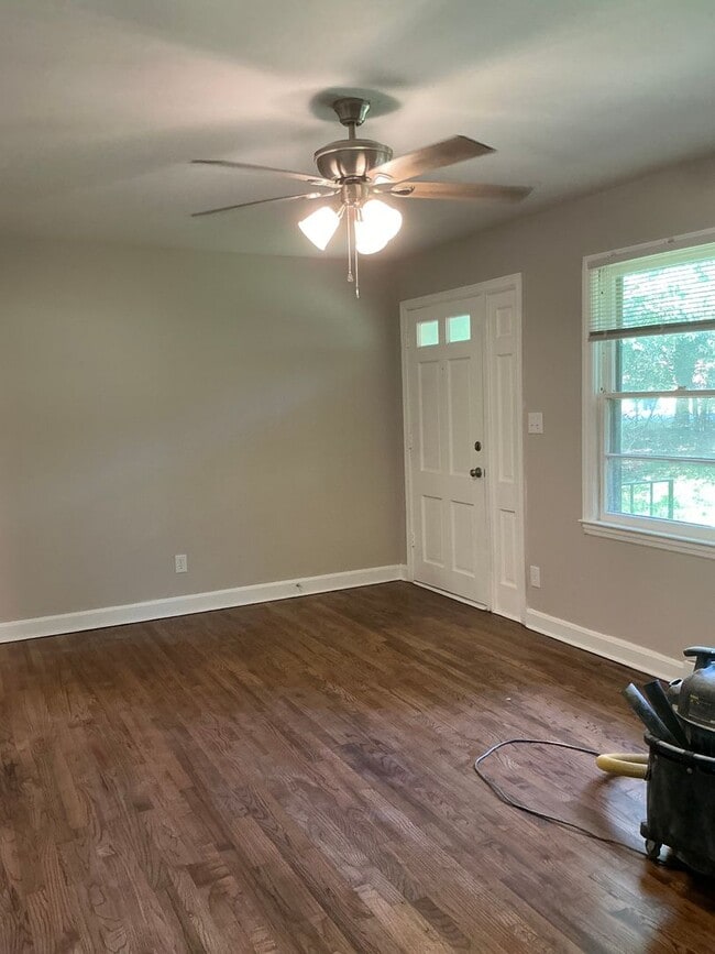 Building Photo - **COMING SOON! Beautiful Remodel In Progre...