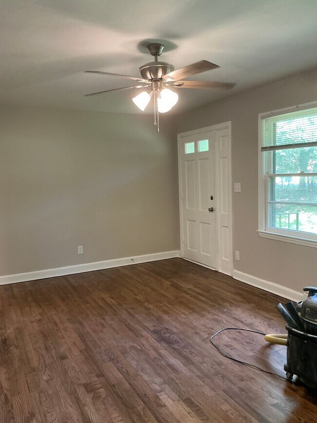 Foto del edificio - **COMING SOON! Beautiful Remodel In Progre...