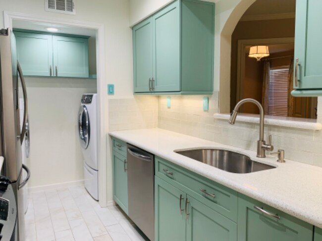 Building Photo - 16301 Ledgemont Ln