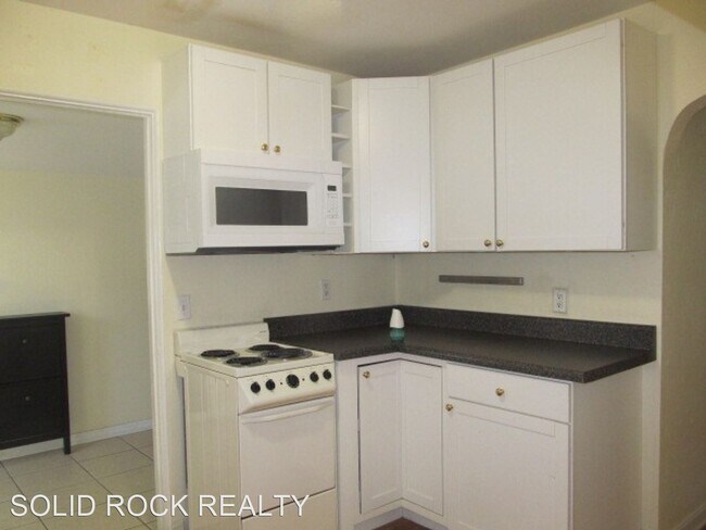 Building Photo - 2 br, 1 bath House - 228 W Warren Ave