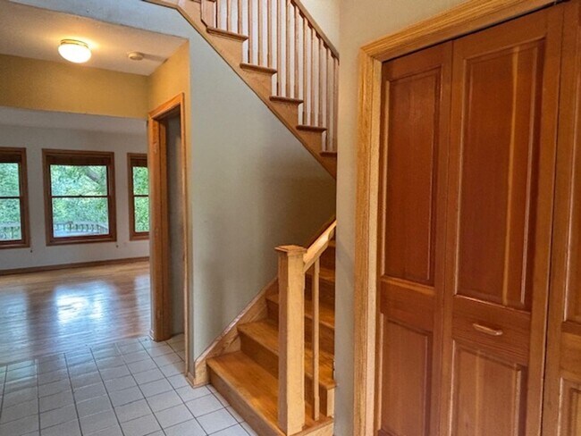 Foto del edificio - Spacious 4 BR/4 BA Single-Family Home in a...