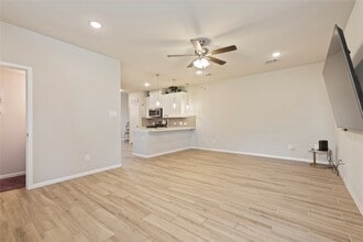 Building Photo - 5605 Hyde Park Dr