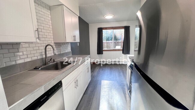Foto del edificio - Modern 2BD I 1BA Triplex - Hillsboro