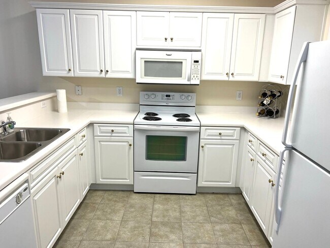 Foto del edificio - First Floor, 2 Bedroom, 2 Bath Condo with Screened Patio! Community Pool!