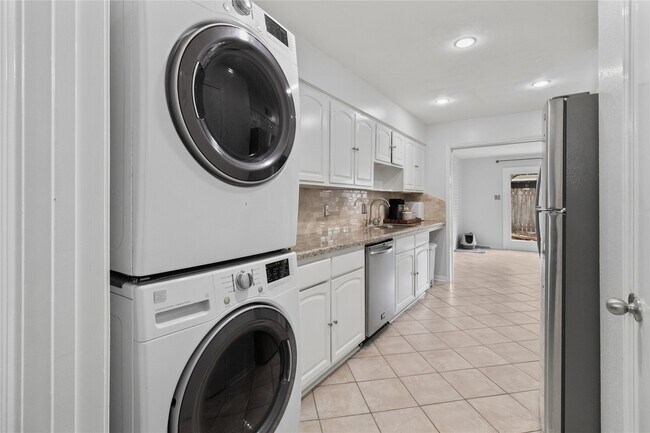 Building Photo - 12997 Trail Hollow Dr