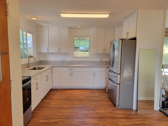 Building Photo - Large Upstairs Unit, Split AC, Renovated