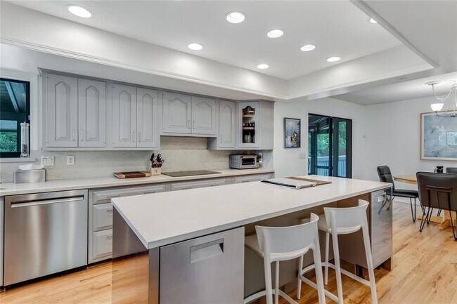 Foto del edificio - 315 Sweet Bay Ave