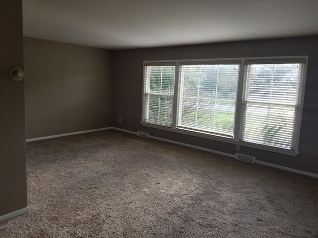 Living Room - 2945 Warrensville Center Rd