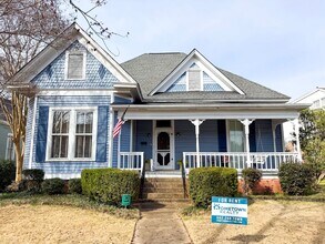 Building Photo - 1119 College St