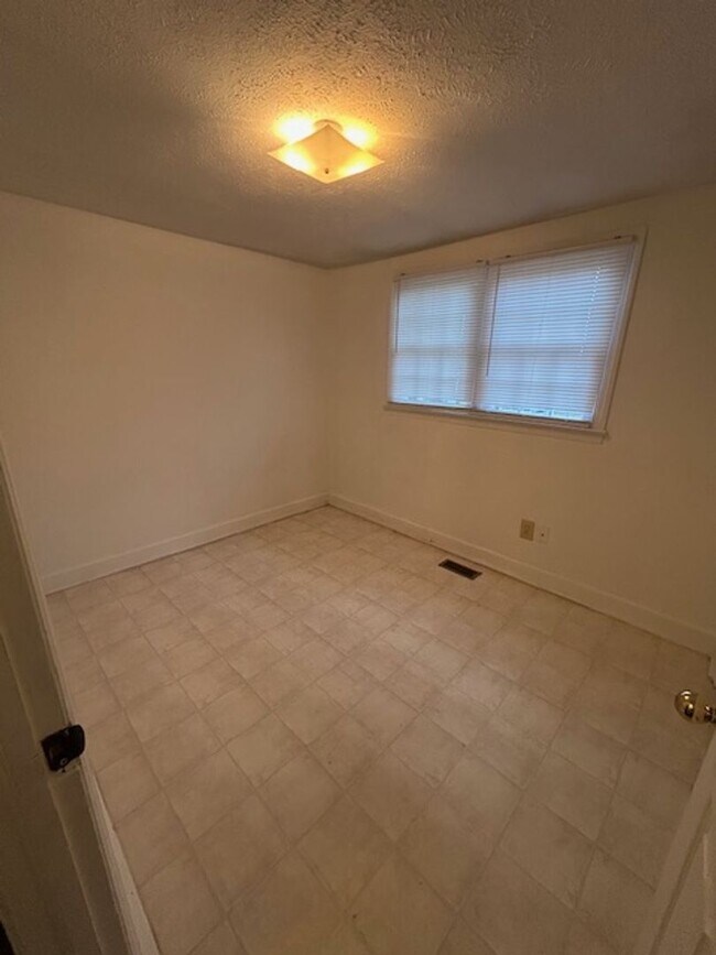 Foto del edificio - 3-Bedroom, 1-Bath House