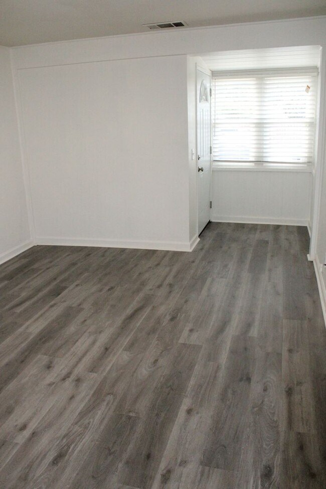 Foto del edificio - 2 Bedroom, 1 Bathroom Single Story House in Antioch with Garage and Side Yard Access