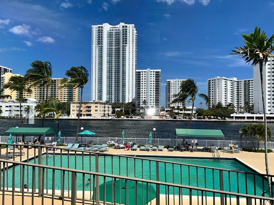 Foto principal - 800 Parkview Dr