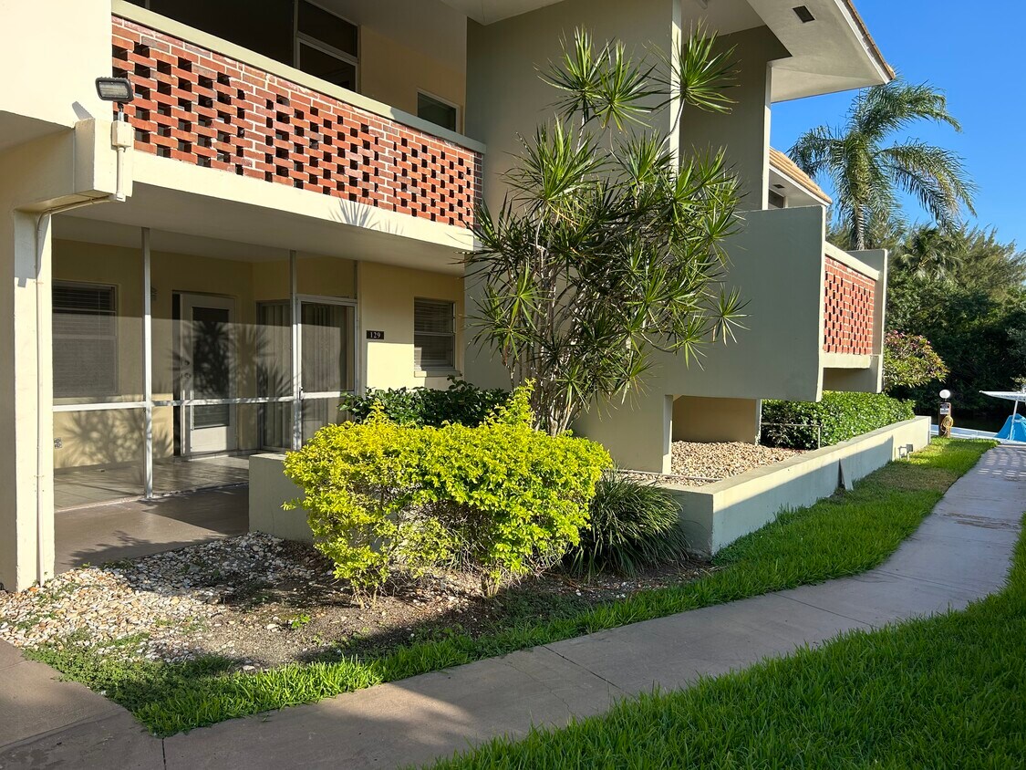 First floor apt;walk to dock,pool,bbq,clubrooms - 1340 NE 28th Ave