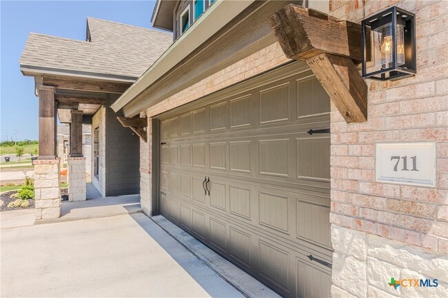 Building Photo - 711 Saddlehorn Dr