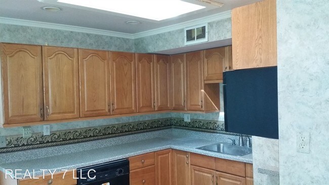 Foto del edificio - 3 br, 1 bath House - 4166 WEST 220TH ST