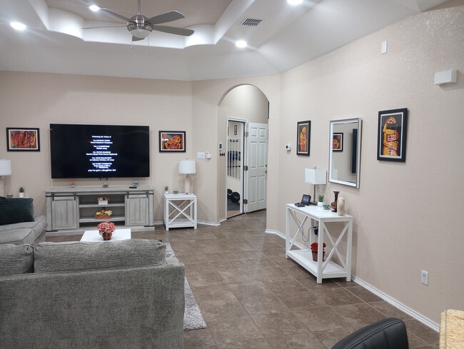 Building Photo - Room in House on Arabian King