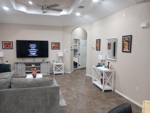 Building Photo - Room in House on Arabian King