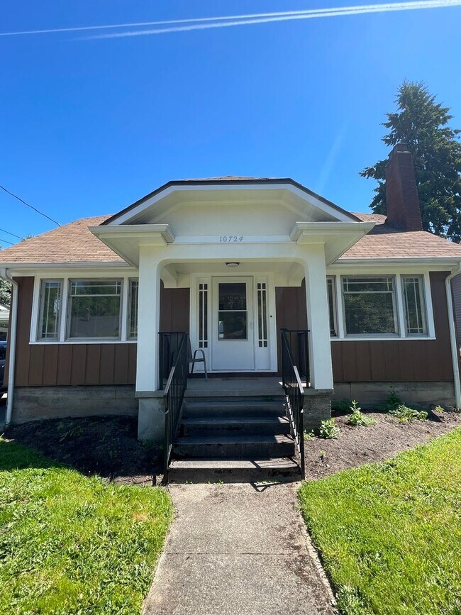Building Photo - Newly Renovated Home with HUGE backyard, f...