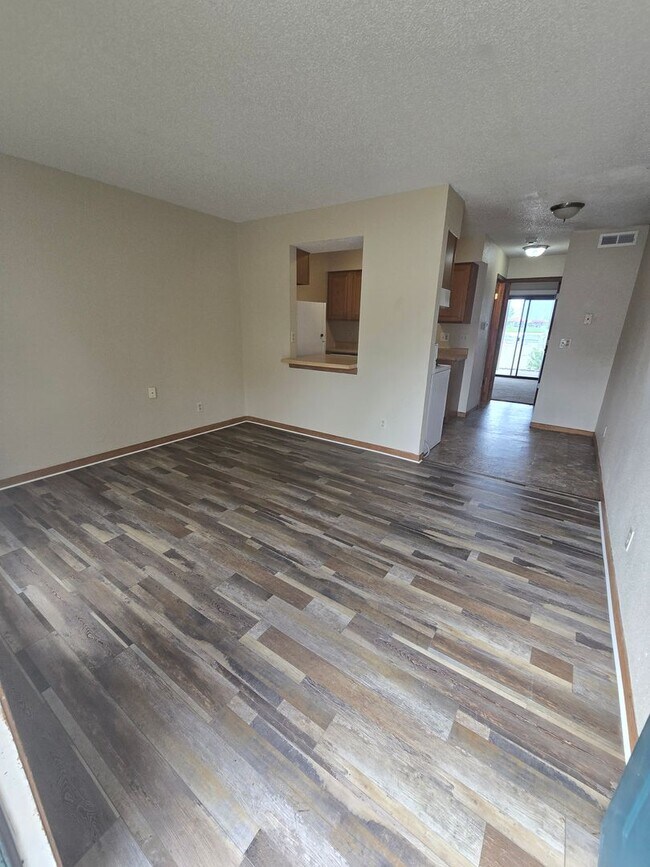 Foto del edificio - 1 Bedroom 1 Bathroom Ground Floor Apartment!