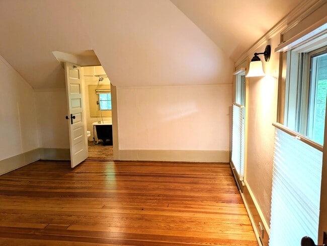 Building Photo - 220 Melrose Cir