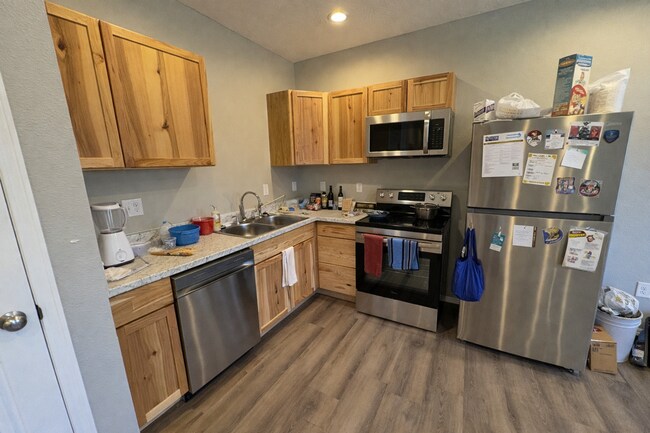 Foto del edificio - 594 N Airport Rd