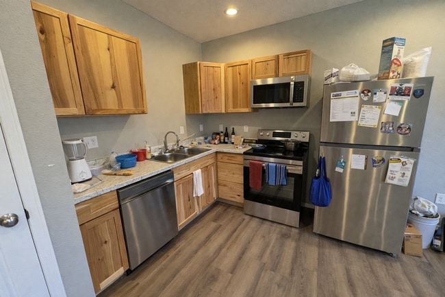 Building Photo - 594 N Airport Rd