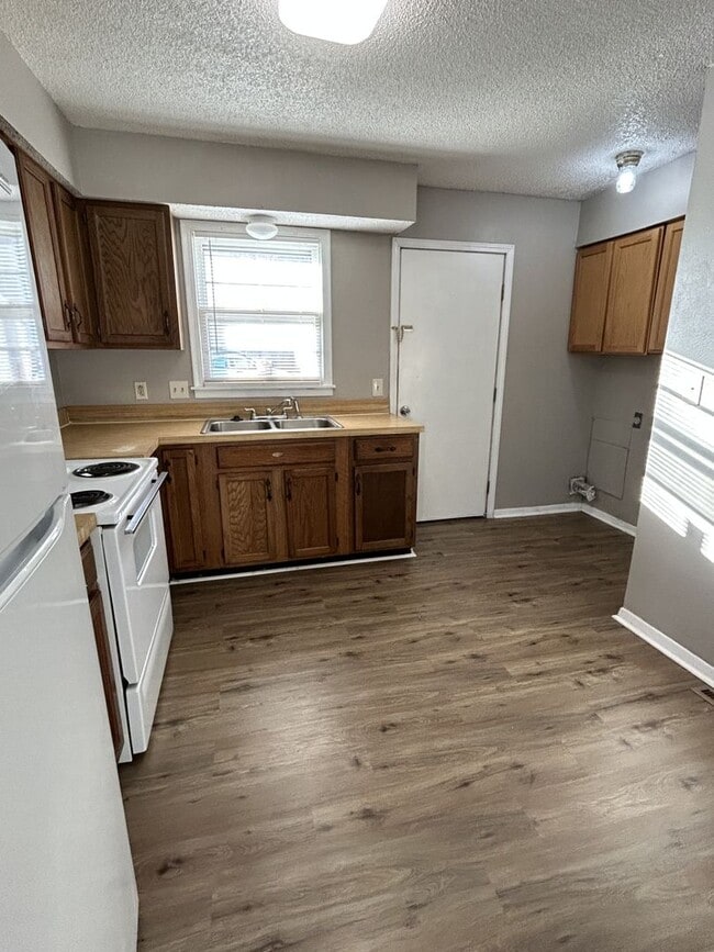 Building Photo - PRE-LEASING!! AVAILABLE JUNE 10TH!!- 2 Bedroom/ 1 Bathroom Duplex