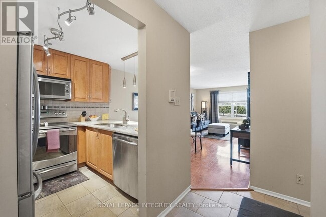 Building Photo - 1099 Cadboro Rd