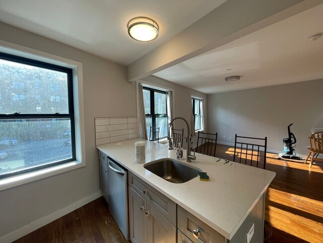 Building Photo - 3592 Greystone Ave