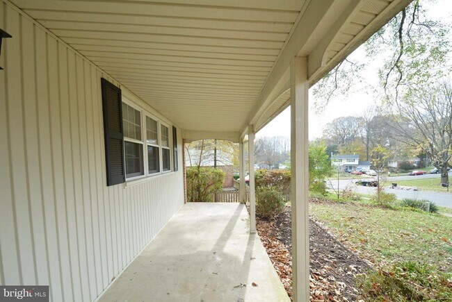 Foto del edificio - 5111 Gainsborough Dr