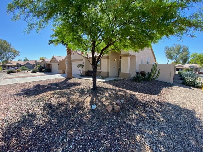 Building Photo - Close to community amenities!