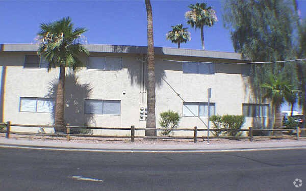 Foto del edificio - 1809 E Broadway Rd