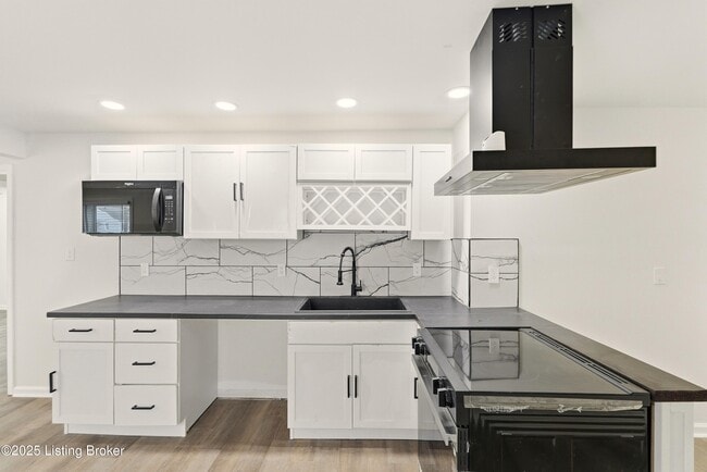 Building Photo - 702 Gheens Ave