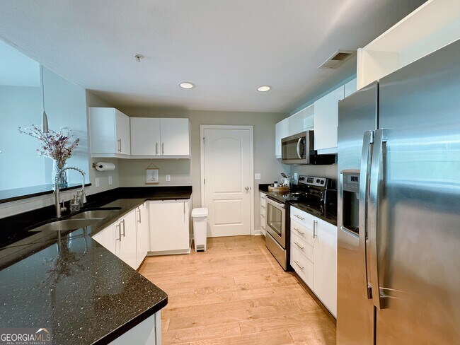 Foto del edificio - 390 17th St NW