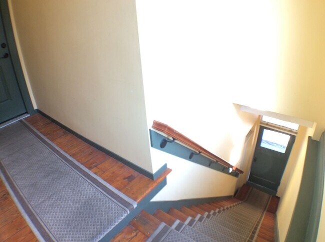 Foto del edificio - 122 N C St