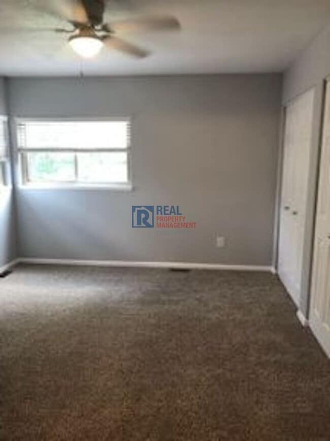 Building Photo - 715 Crown Point Dr